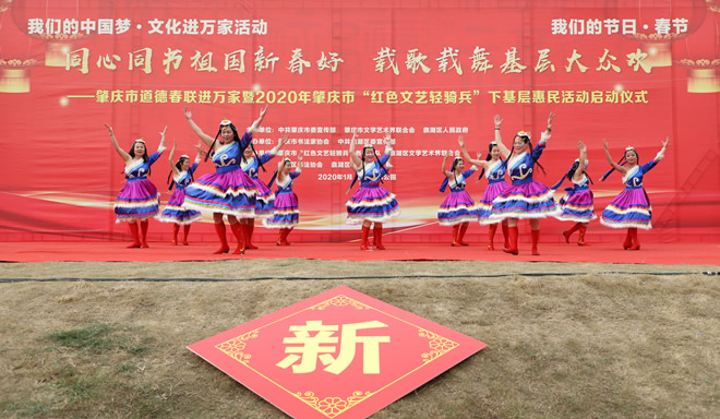 4“红色文艺轻骑兵”在表演 舞蹈节目。（陈庆卫 摄）.jpg